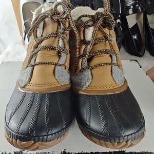 Sorel Out N About Fur Winter Rain Snow Waterproof Boots women's size 8.5